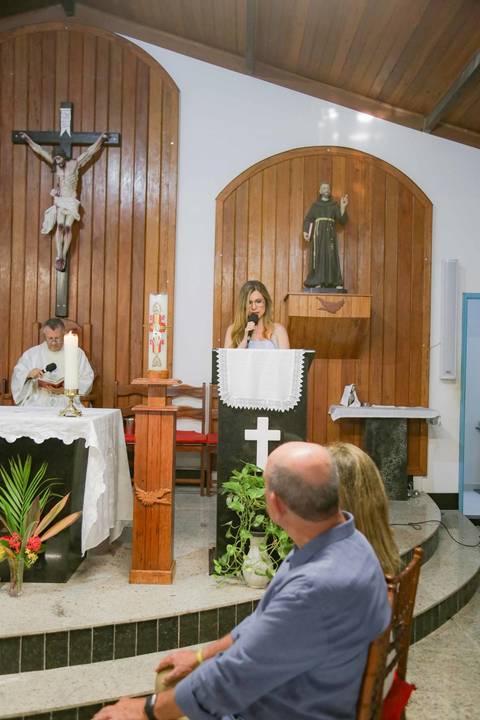 Planejando as Bodas de Ouro dos seus pais? A celebração na Igreja de São Francisco de Assis une fé e beleza em Praia do Forte. Garanta fotos inesquecíveis da sua viagem em família com a sensibilidade de um fotógrafo local.'