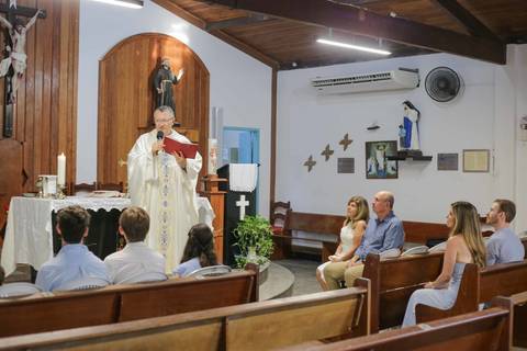Planejando as Bodas de Ouro dos seus pais? A celebração na Igreja de São Francisco de Assis une fé e beleza em Praia do Forte. Garanta fotos inesquecíveis da sua viagem em família com a sensibilidade de um fotógrafo local.'