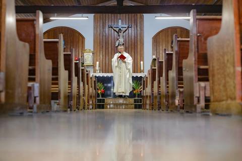 Planejando as Bodas de Ouro dos seus pais? A celebração na Igreja de São Francisco de Assis une fé e beleza em Praia do Forte. Garanta fotos inesquecíveis da sua viagem em família com a sensibilidade de um fotógrafo local.'