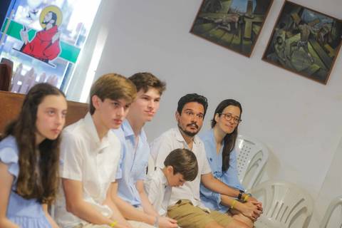 Planejando as Bodas de Ouro dos seus pais? A celebração na Igreja de São Francisco de Assis une fé e beleza em Praia do Forte. Garanta fotos inesquecíveis da sua viagem em família com a sensibilidade de um fotógrafo local.'