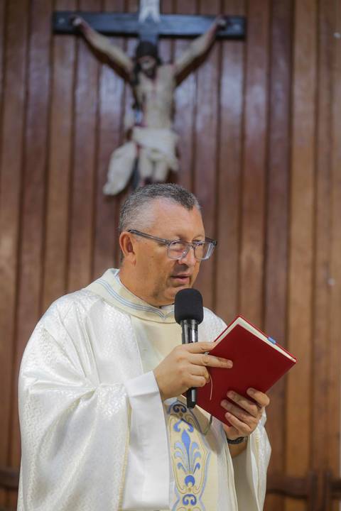 Planejando as Bodas de Ouro dos seus pais? A celebração na Igreja de São Francisco de Assis une fé e beleza em Praia do Forte. Garanta fotos inesquecíveis da sua viagem em família com a sensibilidade de um fotógrafo local.'