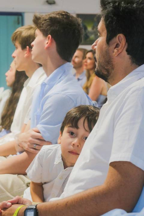 Planejando as Bodas de Ouro dos seus pais? A celebração na Igreja de São Francisco de Assis une fé e beleza em Praia do Forte. Garanta fotos inesquecíveis da sua viagem em família com a sensibilidade de um fotógrafo local.'