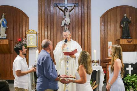 As Bodas de Ouro na tradicional Igreja de São Francisco de Assis são o destaque de uma viagem em família para a Praia do Forte. Guarde para sempre os sorrisos de filhos e netos celebrando 50 anos de história em nosso paraíso.'