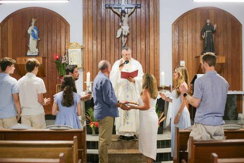 As Bodas de Ouro na tradicional Igreja de São Francisco de Assis são o destaque de uma viagem em família para a Praia do Forte. Guarde para sempre os sorrisos de filhos e netos celebrando 50 anos de história em nosso paraíso.'