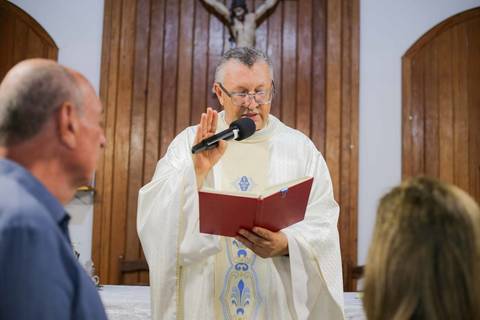 As Bodas de Ouro na tradicional Igreja de São Francisco de Assis são o destaque de uma viagem em família para a Praia do Forte. Guarde para sempre os sorrisos de filhos e netos celebrando 50 anos de história em nosso paraíso.'