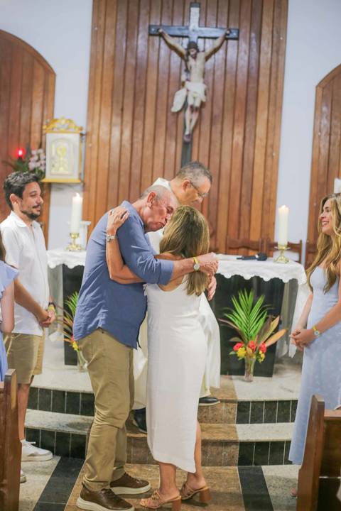 Viajar para a Praia do Forte em família para celebrar Bodas de Ouro na Igreja de São Francisco de Assis é puro encanto. Registre a bênção dos 50 anos de casados com fotos profissionais cheias de emoção e luz natural da Bahia.'