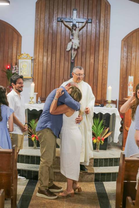 Viajar para a Praia do Forte em família para celebrar Bodas de Ouro na Igreja de São Francisco de Assis é puro encanto. Registre a bênção dos 50 anos de casados com fotos profissionais cheias de emoção e luz natural da Bahia.'