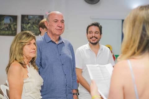 Viajar para a Praia do Forte em família para celebrar Bodas de Ouro na Igreja de São Francisco de Assis é puro encanto. Registre a bênção dos 50 anos de casados com fotos profissionais cheias de emoção e luz natural da Bahia.'
