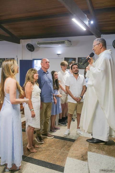 Viajar para a Praia do Forte em família para celebrar Bodas de Ouro na Igreja de São Francisco de Assis é puro encanto. Registre a bênção dos 50 anos de casados com fotos profissionais cheias de emoção e luz natural da Bahia.'