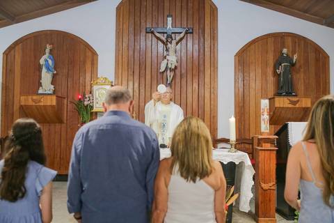 Viajar para a Praia do Forte em família para celebrar Bodas de Ouro na Igreja de São Francisco de Assis é puro encanto. Registre a bênção dos 50 anos de casados com fotos profissionais cheias de emoção e luz natural da Bahia.'