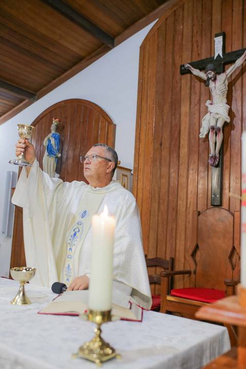 Viajar para a Praia do Forte em família para celebrar Bodas de Ouro na Igreja de São Francisco de Assis é puro encanto. Registre a bênção dos 50 anos de casados com fotos profissionais cheias de emoção e luz natural da Bahia.'