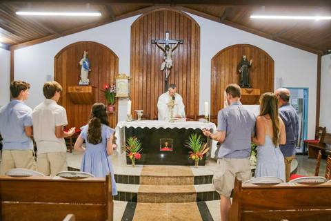 As Bodas de Ouro de Tânia e Cláudio foram realizadas na Igreja de São Francisco de Assis (também conhecida como Igreja Ordem Terceira de São Francisco de Assis), localizada na praça beira-mar de Praia do Forte, em Mata de São João – Bahia.'