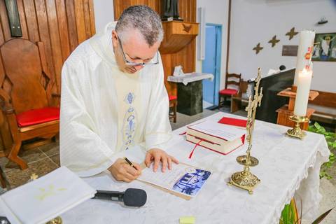 As Bodas de Ouro de Tânia e Cláudio foram realizadas na Igreja de São Francisco de Assis (também conhecida como Igreja Ordem Terceira de São Francisco de Assis), localizada na praça beira-mar de Praia do Forte, em Mata de São João – Bahia.'