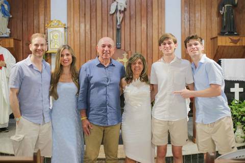 Viajar para a Praia do Forte para comemorar Bodas de Ouro em família é uma experiência única. Guarde cada abraço e sorriso da renovação de votos na igrejinha da praia com um ensaio emocionante e cheio de luz natural da Bahia.'