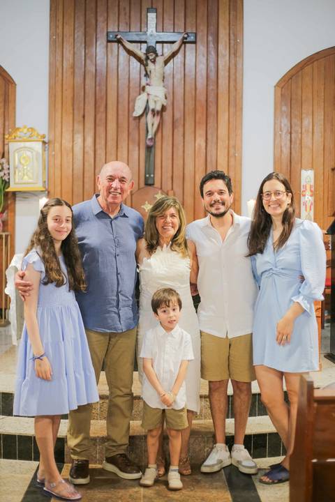 Viajar para a Praia do Forte para comemorar Bodas de Ouro em família é uma experiência única. Guarde cada abraço e sorriso da renovação de votos na igrejinha da praia com um ensaio emocionante e cheio de luz natural da Bahia.'
