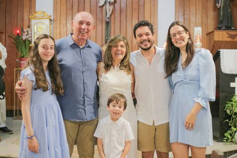 Viajar para a Praia do Forte para comemorar Bodas de Ouro em família é uma experiência única. Guarde cada abraço e sorriso da renovação de votos na igrejinha da praia com um ensaio emocionante e cheio de luz natural da Bahia.'