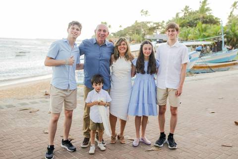 As Bodas de Ouro ganham um toque mágico ao viajar em família para a Praia do Forte. Da bênção religiosa ao passeio na vila, registramos a felicidade dos 50 anos de casados em imagens autênticas para guardar por toda a vida.'