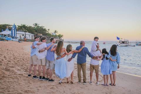 Viajar para a Praia do Forte para comemorar Bodas de Ouro em família é uma experiência única. Guarde cada abraço e sorriso da renovação de votos na igrejinha da praia com um ensaio emocionante e cheio de luz natural da Bahia.'