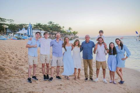 Viajar para a Praia do Forte para comemorar Bodas de Ouro em família é uma experiência única. Guarde cada abraço e sorriso da renovação de votos na igrejinha da praia com um ensaio emocionante e cheio de luz natural da Bahia.'