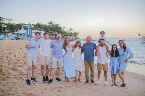 Viajar para a Praia do Forte para comemorar Bodas de Ouro em família é uma experiência única. Guarde cada abraço e sorriso da renovação de votos na igrejinha da praia com um ensaio emocionante e cheio de luz natural da Bahia.'