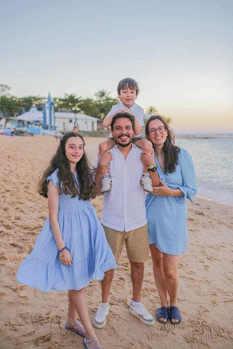 As Bodas de Ouro ganham um toque mágico ao viajar em família para a Praia do Forte. Da bênção religiosa ao passeio na vila, registramos a felicidade dos 50 anos de casados em imagens autênticas para guardar por toda a vida.'