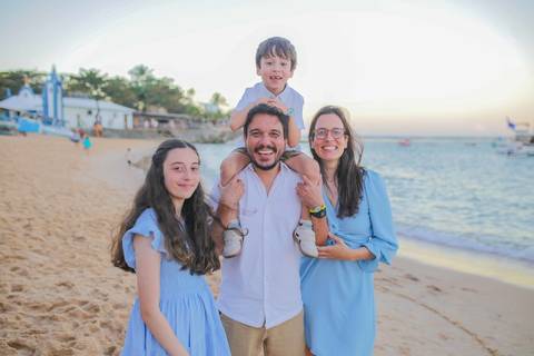As Bodas de Ouro ganham um toque mágico ao viajar em família para a Praia do Forte. Da bênção religiosa ao passeio na vila, registramos a felicidade dos 50 anos de casados em imagens autênticas para guardar por toda a vida.'