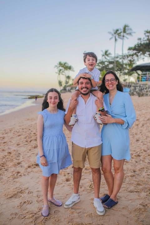 As Bodas de Ouro ganham um toque mágico ao viajar em família para a Praia do Forte. Da bênção religiosa ao passeio na vila, registramos a felicidade dos 50 anos de casados em imagens autênticas para guardar por toda a vida.'