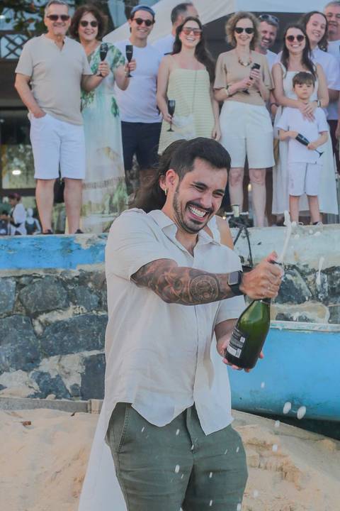 POR WALDYR LANTYER, FOTOGRAFO EM PRAIADOFORTE Celebre momentos especiais durante suas férias na Praia do Forte-BA. Brinde de espumante e fotos descontraídas do casal à beira-mar para marcar viagens inesquecíveis pelo litoral norte baiano. Reserve seu ensa'