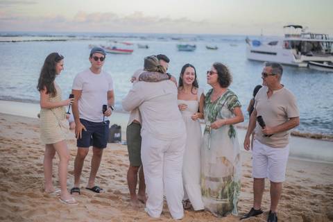 POR WALDYR LANTYER, FOTOGRAFO EM PRAIADOFORTE Celebre momentos especiais durante suas férias na Praia do Forte-BA. Brinde de espumante e fotos descontraídas do casal à beira-mar para marcar viagens inesquecíveis pelo litoral norte baiano. Reserve seu ensa'