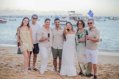 Dicas de turismo em Praia do Forte-BA: faça um ensaio fotográfico em família e casal perto da igrejinha. Registros espontâneos e profissionais para transformar sua viagem à Bahia em memórias inesquecíveis. Por Waldyr Lantyer - '