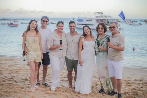Dicas de turismo em Praia do Forte-BA: faça um ensaio fotográfico em família e casal perto da igrejinha. Registros espontâneos e profissionais para transformar sua viagem à Bahia em memórias inesquecíveis. Por Waldyr Lantyer - '