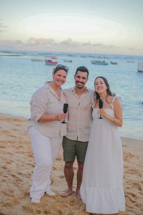 Dicas de turismo em Praia do Forte-BA: faça um ensaio fotográfico em família e casal perto da igrejinha. Registros espontâneos e profissionais para transformar sua viagem à Bahia em memórias inesquecíveis. Por Waldyr Lantyer - '
