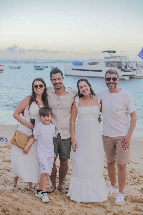 Dicas de turismo em Praia do Forte-BA: faça um ensaio fotográfico em família e casal perto da igrejinha. Registros espontâneos e profissionais para transformar sua viagem à Bahia em memórias inesquecíveis. Por Waldyr Lantyer - '