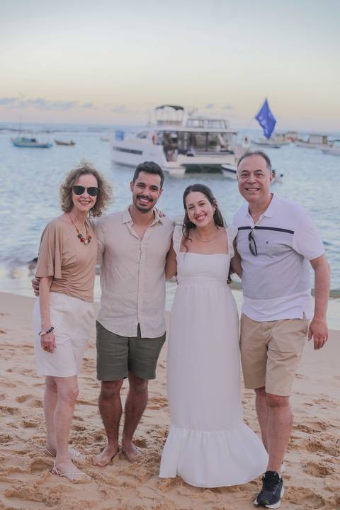 Dicas de turismo em Praia do Forte-BA: faça um ensaio fotográfico em família e casal perto da igrejinha. Registros espontâneos e profissionais para transformar sua viagem à Bahia em memórias inesquecíveis. Por Waldyr Lantyer - '