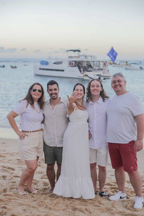 Dicas de turismo em Praia do Forte-BA: faça um ensaio fotográfico em família e casal perto da igrejinha. Registros espontâneos e profissionais para transformar sua viagem à Bahia em memórias inesquecíveis. Por Waldyr Lantyer - '