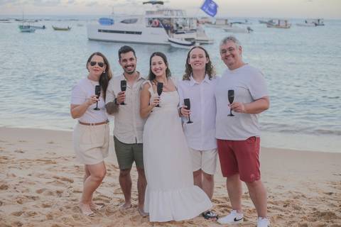 Dicas de turismo em Praia do Forte-BA: faça um ensaio fotográfico em família e casal perto da igrejinha. Registros espontâneos e profissionais para transformar sua viagem à Bahia em memórias inesquecíveis. Por Waldyr Lantyer - '