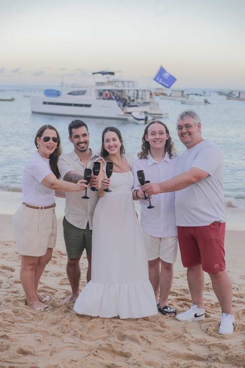 Dicas de turismo em Praia do Forte-BA: faça um ensaio fotográfico em família e casal perto da igrejinha. Registros espontâneos e profissionais para transformar sua viagem à Bahia em memórias inesquecíveis. Por Waldyr Lantyer - '