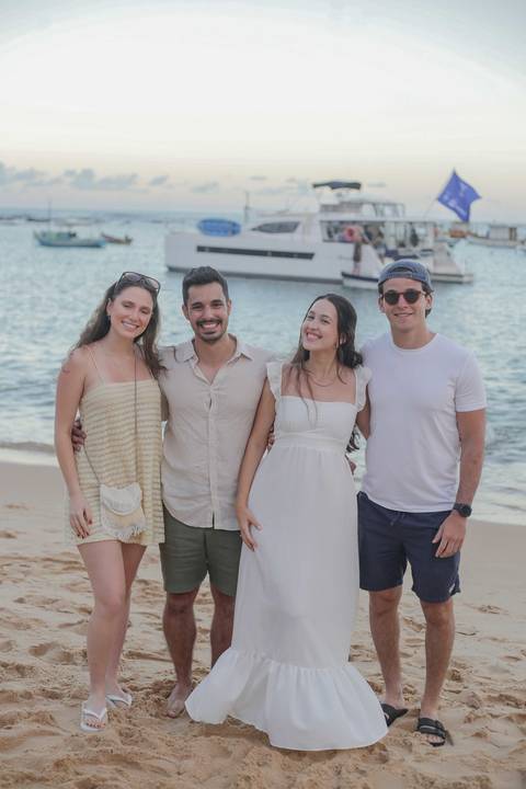 Dicas de turismo em Praia do Forte-BA: faça um ensaio fotográfico em família e casal perto da igrejinha. Registros espontâneos e profissionais para transformar sua viagem à Bahia em memórias inesquecíveis. Por Waldyr Lantyer - '
