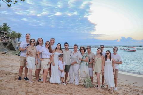 Dicas de turismo em Praia do Forte-BA: faça um ensaio fotográfico em família e casal perto da igrejinha. Registros espontâneos e profissionais para transformar sua viagem à Bahia em memórias inesquecíveis. Por Waldyr Lantyer - '
