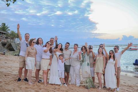 Dicas de turismo em Praia do Forte-BA: faça um ensaio fotográfico em família e casal perto da igrejinha. Registros espontâneos e profissionais para transformar sua viagem à Bahia em memórias inesquecíveis. Por Waldyr Lantyer - '