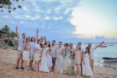 Dicas de turismo em Praia do Forte-BA: faça um ensaio fotográfico em família e casal perto da igrejinha. Registros espontâneos e profissionais para transformar sua viagem à Bahia em memórias inesquecíveis. Por Waldyr Lantyer - '