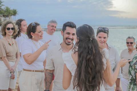 O pôr do sol na Praia do Forte-BA é o cenário perfeito para fotos de casal românticas. Registre a beleza natural e a luz dourada do litoral baiano com um fotógrafo especialista em ensaios ao ar livre.'