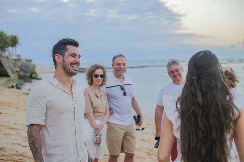 O pôr do sol na Praia do Forte-BA é o cenário perfeito para fotos de casal românticas. Registre a beleza natural e a luz dourada do litoral baiano com um fotógrafo especialista em ensaios ao ar livre.'