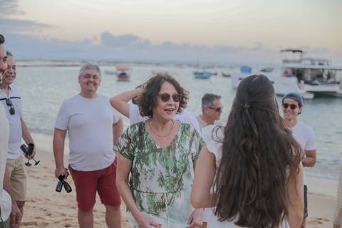 O pôr do sol na Praia do Forte-BA é o cenário perfeito para fotos de casal românticas. Registre a beleza natural e a luz dourada do litoral baiano com um fotógrafo especialista em ensaios ao ar livre.'