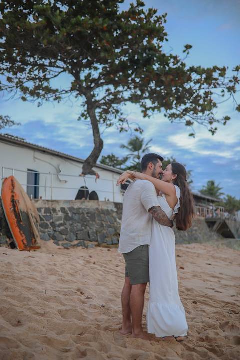 O pôr do sol na Praia do Forte-BA é o cenário perfeito para fotos de casal românticas. Registre a beleza natural e a luz dourada do litoral baiano com um fotógrafo especialista em ensaios ao ar livre.'