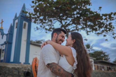 O pôr do sol na Praia do Forte-BA é o cenário perfeito para fotos de casal românticas. Registre a beleza natural e a luz dourada do litoral baiano com um fotógrafo especialista em ensaios ao ar livre.'