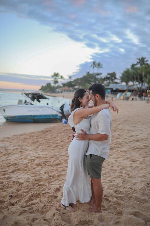O pôr do sol na Praia do Forte-BA é o cenário perfeito para fotos de casal românticas. Registre a beleza natural e a luz dourada do litoral baiano com um fotógrafo especialista em ensaios ao ar livre.'