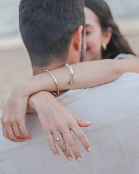 O pôr do sol na Praia do Forte-BA é o cenário perfeito para fotos de casal românticas. Registre a beleza natural e a luz dourada do litoral baiano com um fotógrafo especialista em ensaios ao ar livre.'