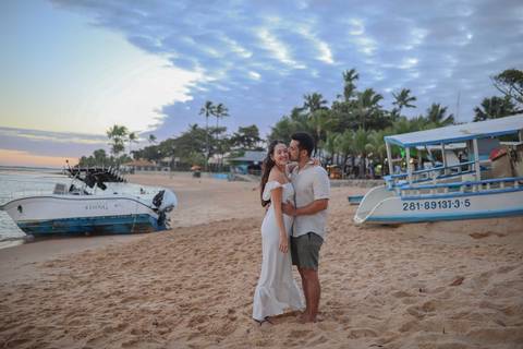 O pôr do sol na Praia do Forte-BA é o cenário perfeito para fotos de casal românticas. Registre a beleza natural e a luz dourada do litoral baiano com um fotógrafo especialista em ensaios ao ar livre.'