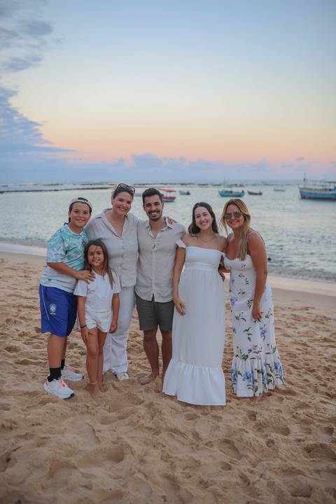O pôr do sol na Praia do Forte-BA é o cenário perfeito para fotos de casal românticas. Registre a beleza natural e a luz dourada do litoral baiano com um fotógrafo especialista em ensaios ao ar livre.'